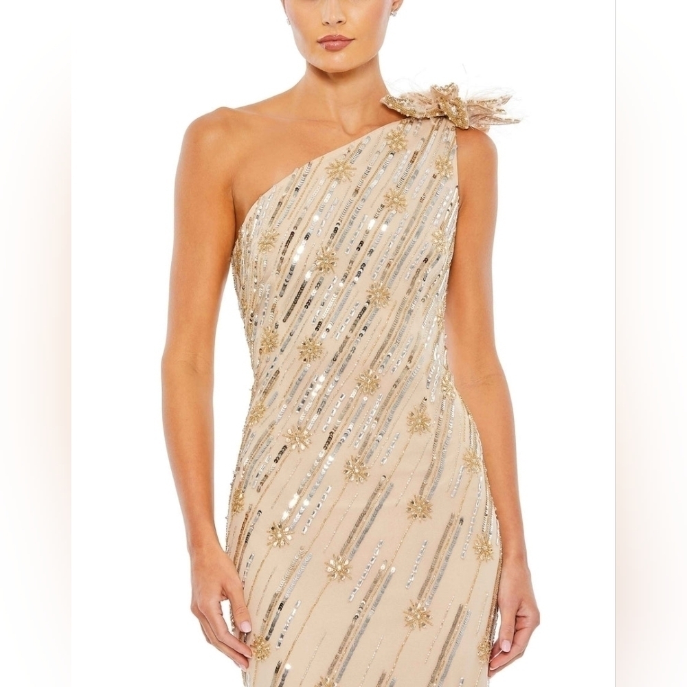 Macduggal 93739 size 12 NWT Beautiful One shoulder Gown